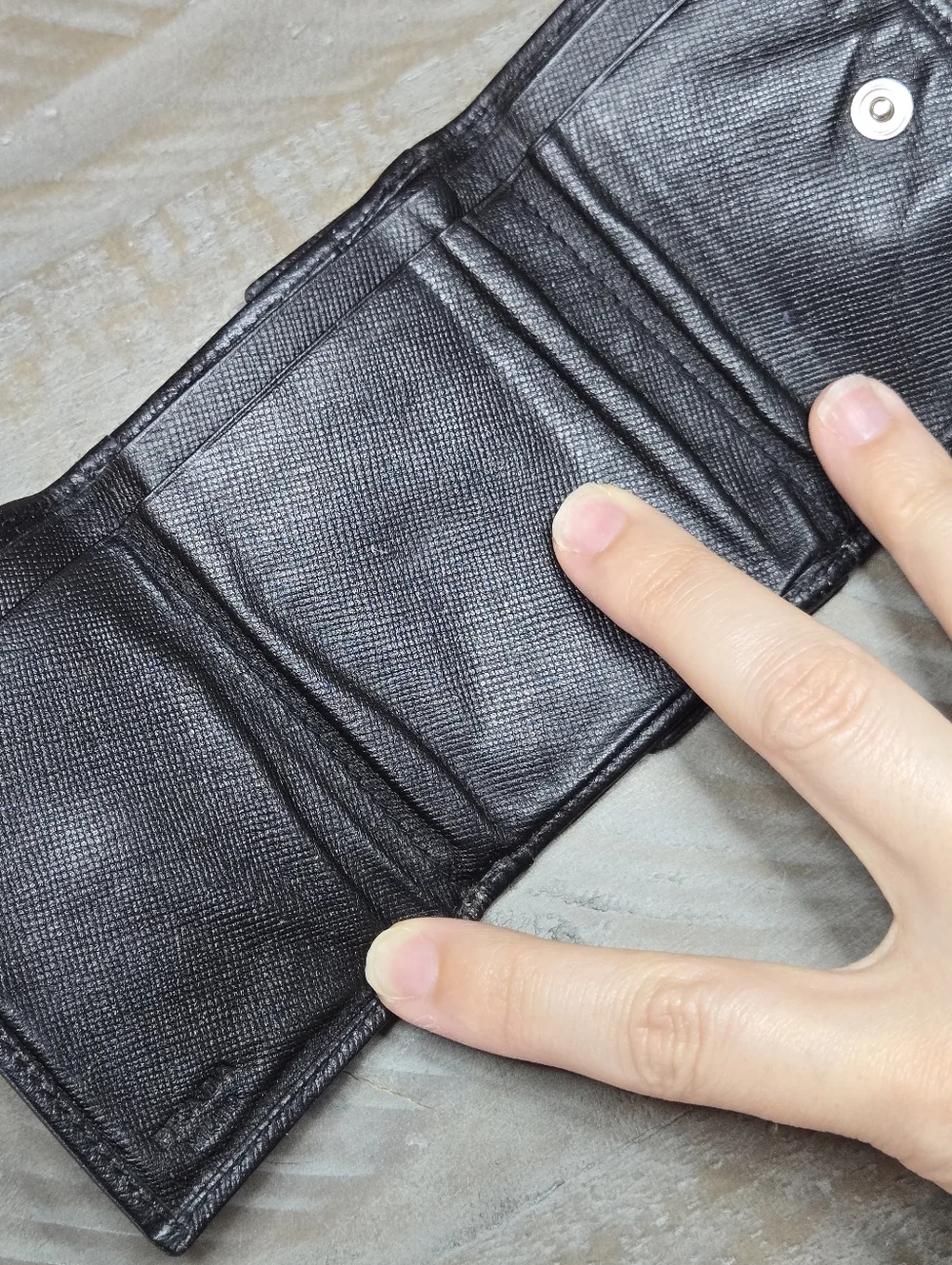 Prada Saffiano Trifold Wallet, Men's Or Women's - Picture 4 of 13